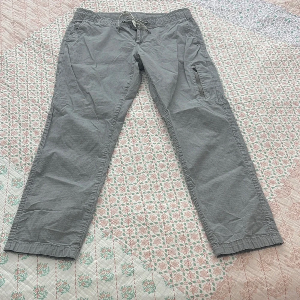 Vuori Women's ripstop pants in Gray - Picture 1 of 4